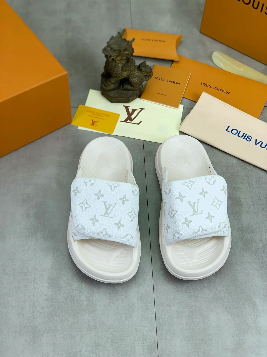 Men's shoes 💰P320💰【New style】🆘 Original quality 【LOUIS VUITTON】The popular Louis Vuitton LV men's slippers on the official website are on sale simultaneously! Original fabric imported from Italy. Original bottom provided by the original factory. Number of yards: 38-44 (customized to 45). Multiple colors to choose from. Fully packaged drawer box.